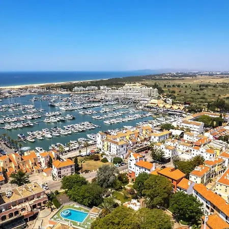 Lovely Centrally Located With Seaviews Apartment *