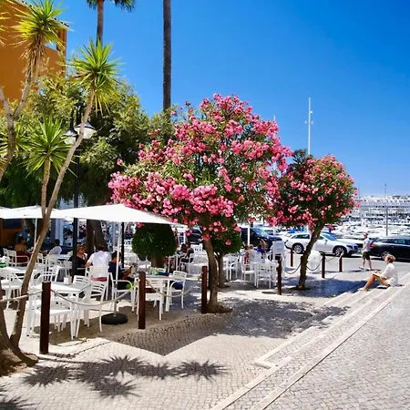 Lovely Centrally Located With Seaviews Apartment *