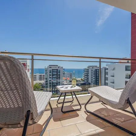 Lovely Centrally Located With Seaviews Apartment *