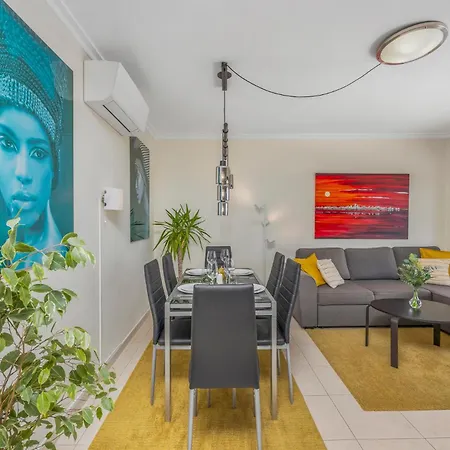 Lovely Centrally Located With Seaviews Apartment