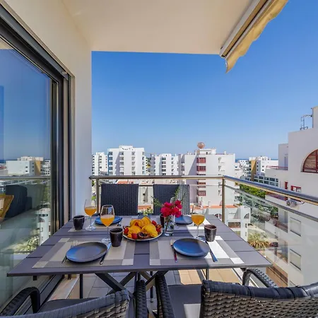 Lovely Centrally Located With Seaviews Quarteira
