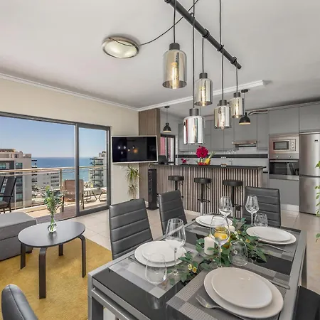 Lovely Centrally Located With Seaviews *