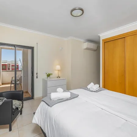 Lovely Centrally Located With Seaviews Apartment *