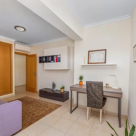 Lovely Centrally Located With Seaviews Quarteira