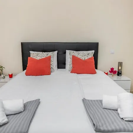 Lovely Centrally Located With Seaviews Apartamento Quarteira