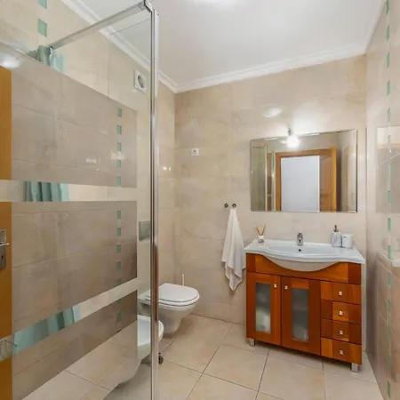 Apartamento Lovely Centrally Located With Seaviews Quarteira